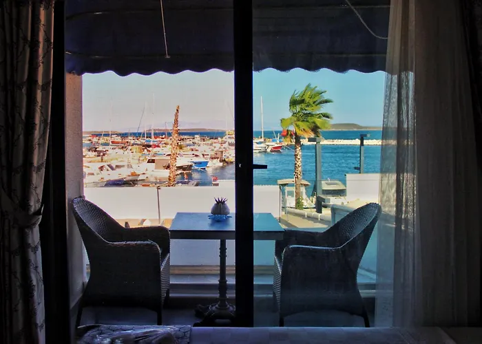 Urla Marin Σμύρνη